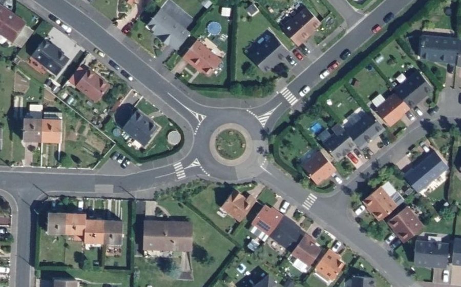 Vue aérienne du Rond-point anonyme n°141357900