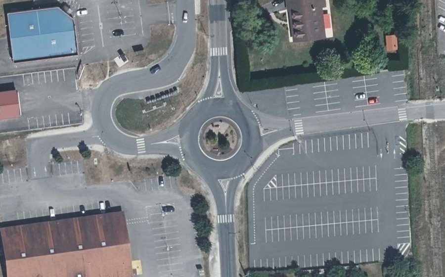 Vue aérienne du Rond-point anonyme n°141429391