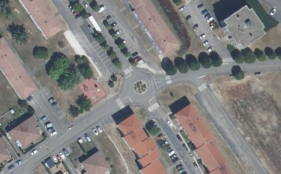Vue aérienne du Rond-point anonyme n°141429394