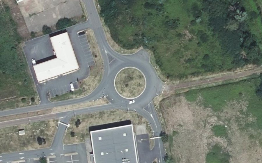 Vue aérienne du Rond-point anonyme n°141473898