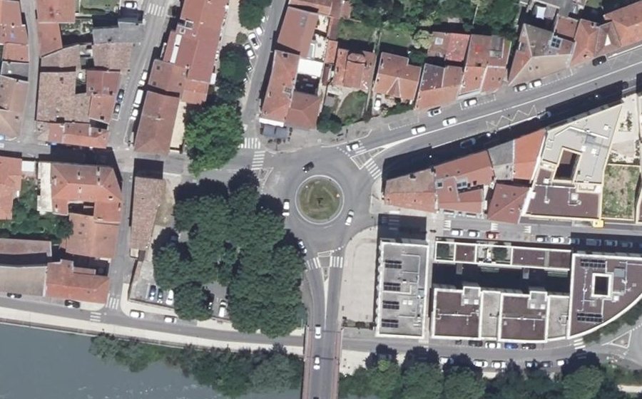 Vue aérienne du Rond-point anonyme n°141475408