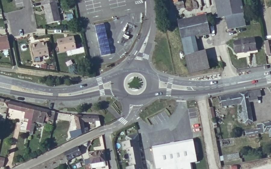 Vue aérienne du Rond-point anonyme n°141492182