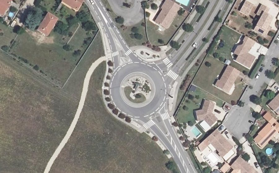 Vue aérienne du Rond-point anonyme n°141495771