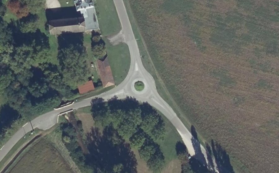 Vue aérienne du Rond-point anonyme n°141499882