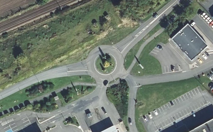 Vue aérienne du Rond-point anonyme n°141519582