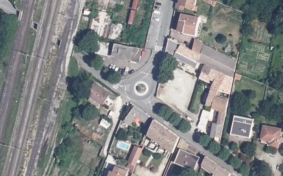 Vue aérienne du Rond-point anonyme n°141564648