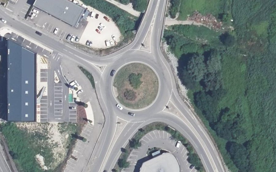 Vue aérienne du Rond-point anonyme n°141565818