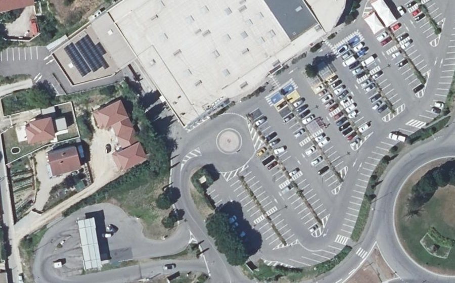 Vue aérienne du Rond-point anonyme n°141568865