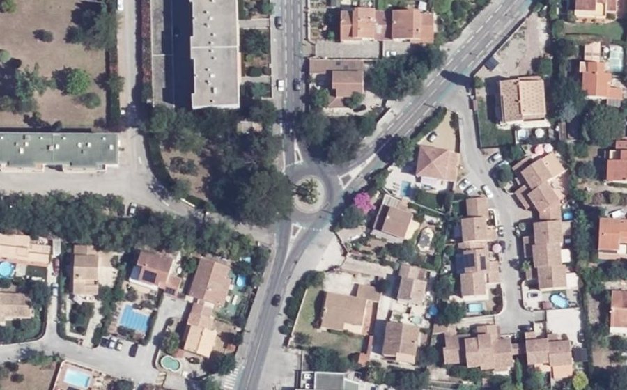 Vue aérienne du Rond-point anonyme n°141571628
