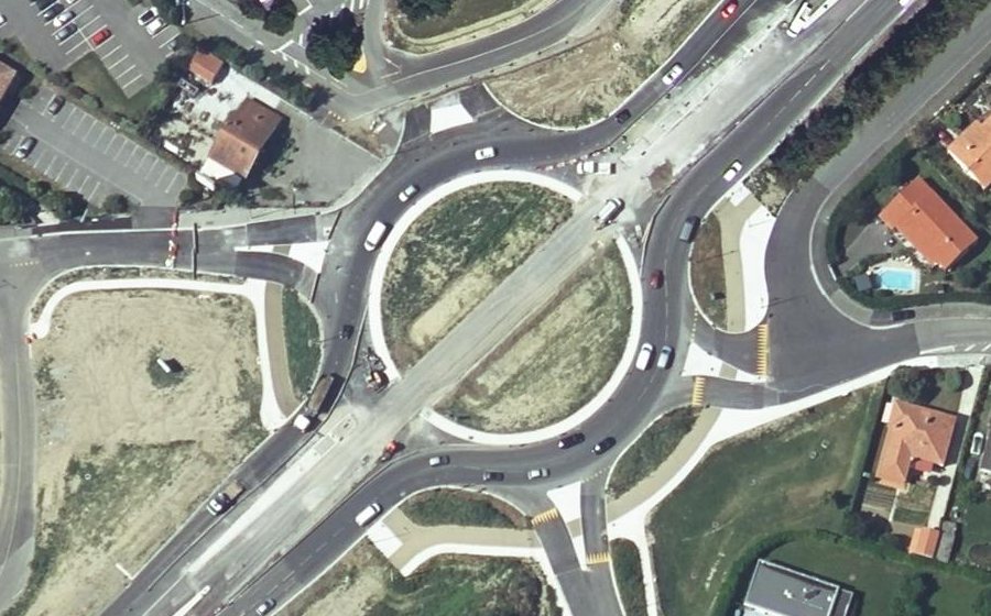 Vue aérienne du Rond-point anonyme n°141582577