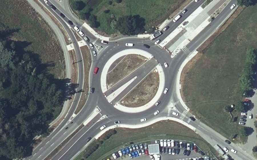 Vue aérienne du Rond-point anonyme n°141582578