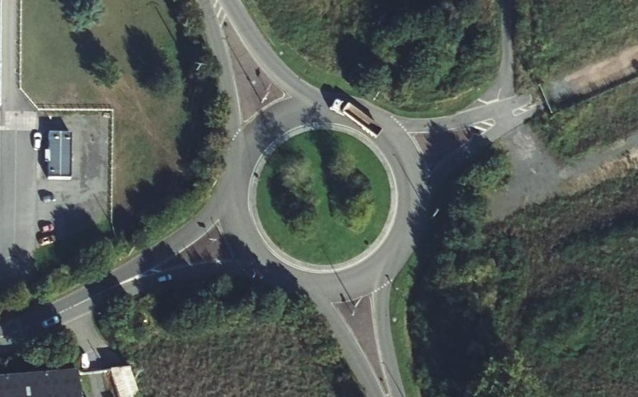 Vue aérienne du Rond-point anonyme n°141647013