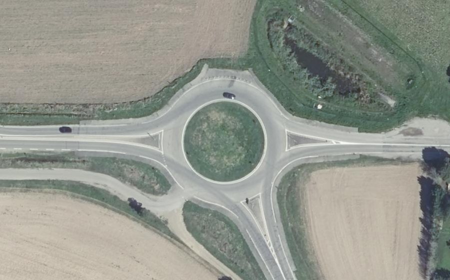 Vue aérienne du Rond-point anonyme n°141684217