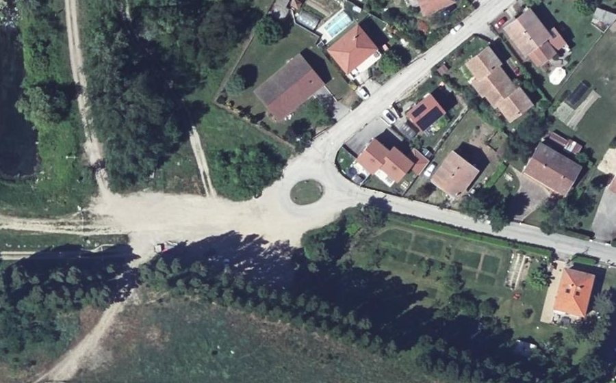 Vue aérienne du Rond-point anonyme n°141693670