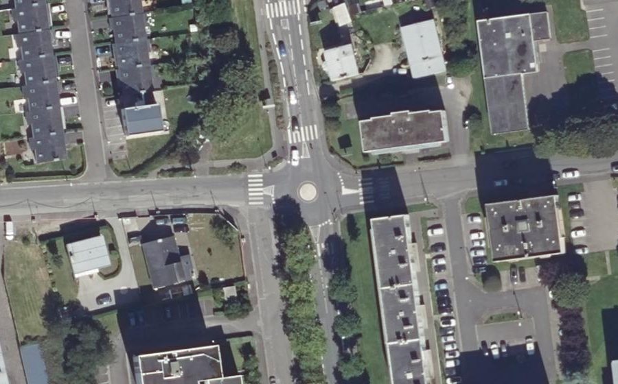 Vue aérienne du Rond-point anonyme n°141697417