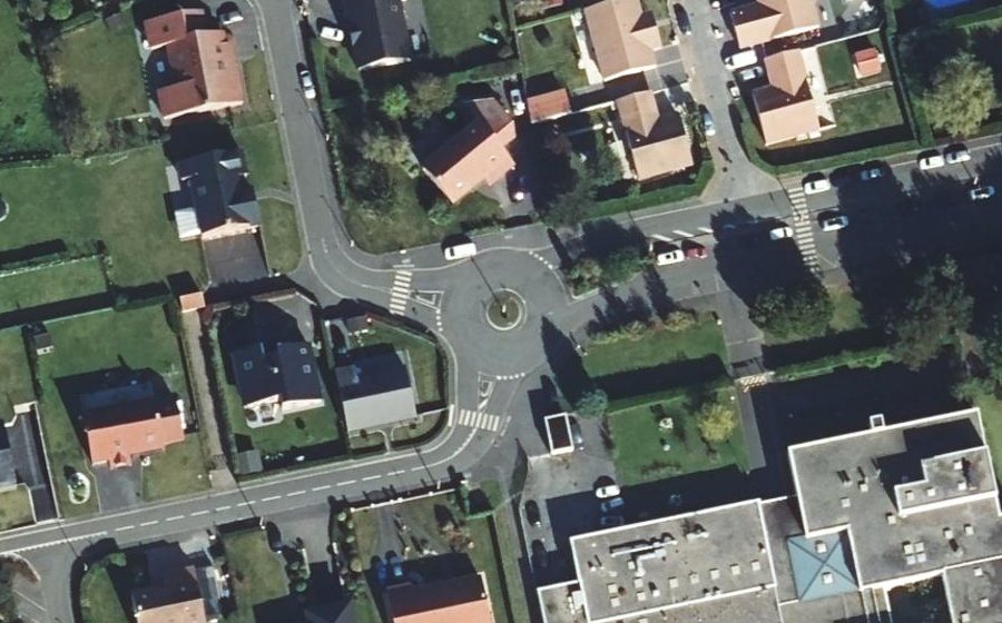 Vue aérienne du Rond-point anonyme n°141751490