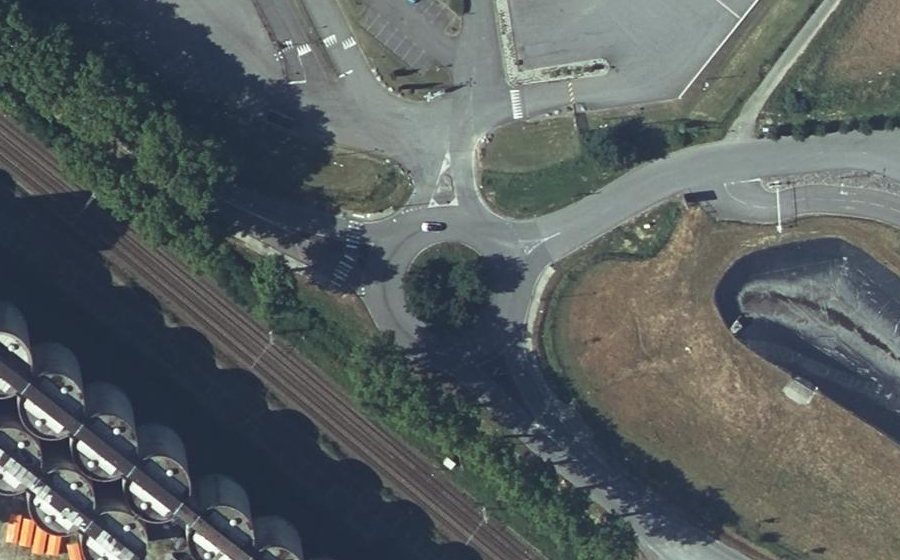 Vue aérienne du Rond-point anonyme n°141753272