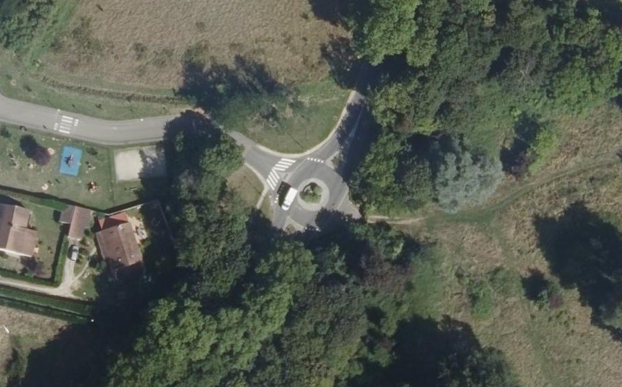 Vue aérienne du Rond-point anonyme n°141868530