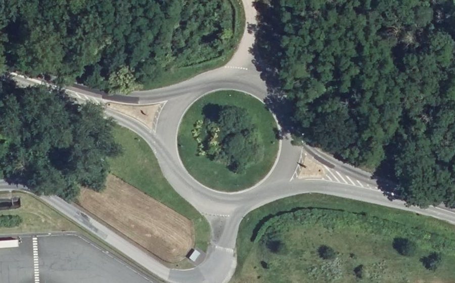Vue aérienne du Rond-point anonyme n°141973640
