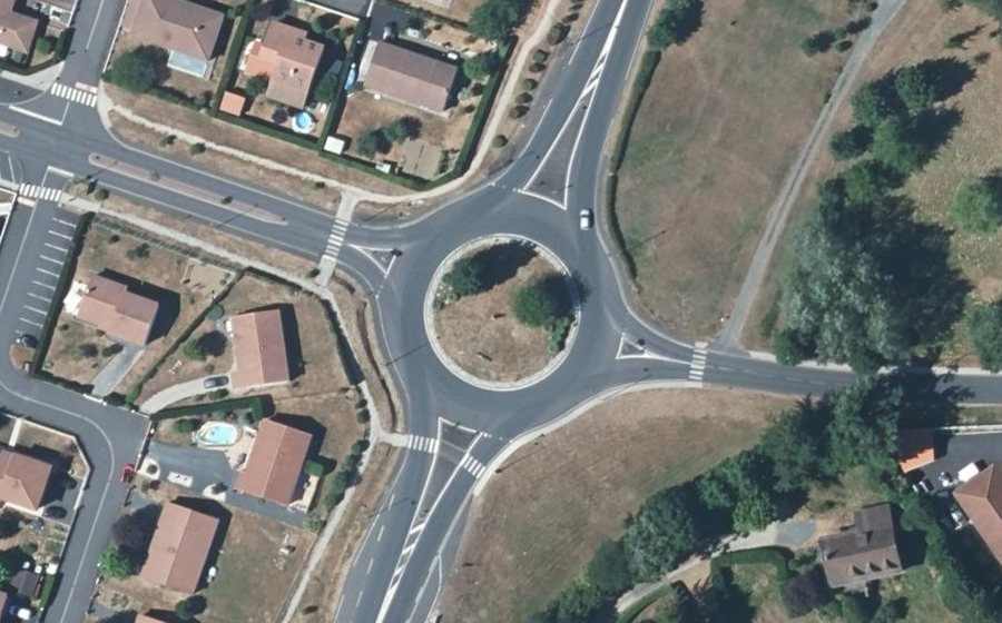 Vue aérienne du Rond-point anonyme n°142028117