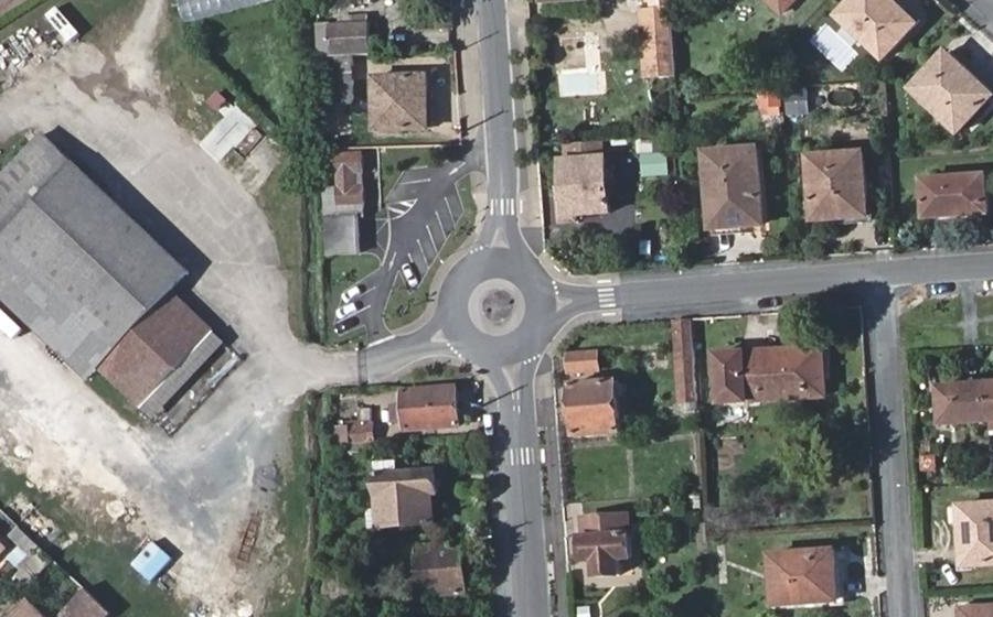 Vue aérienne du Rond-point anonyme n°142034105