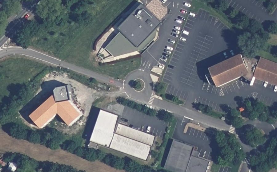 Vue aérienne du Rond-point anonyme n°142039547