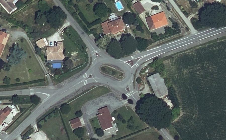 Vue aérienne du Rond-point anonyme n°142048632