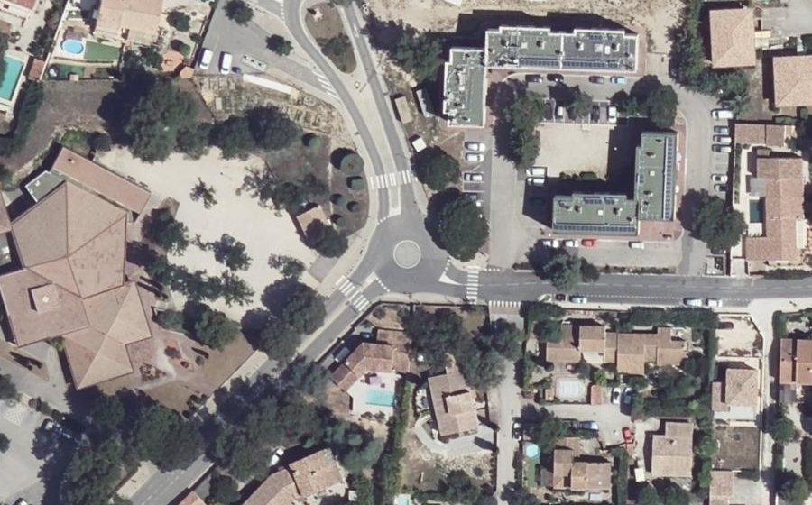 Vue aérienne du Rond-point anonyme n°142059192