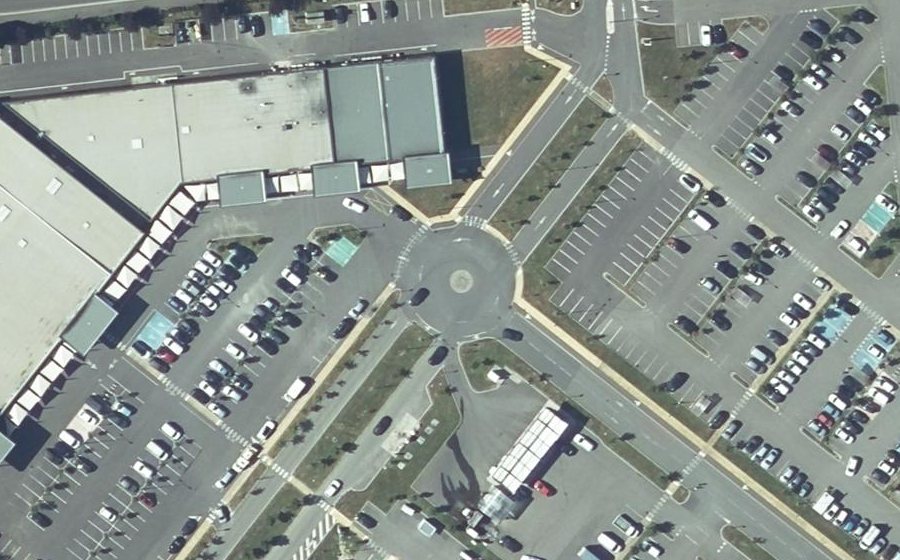 Vue aérienne du Rond-point anonyme n°1420698326