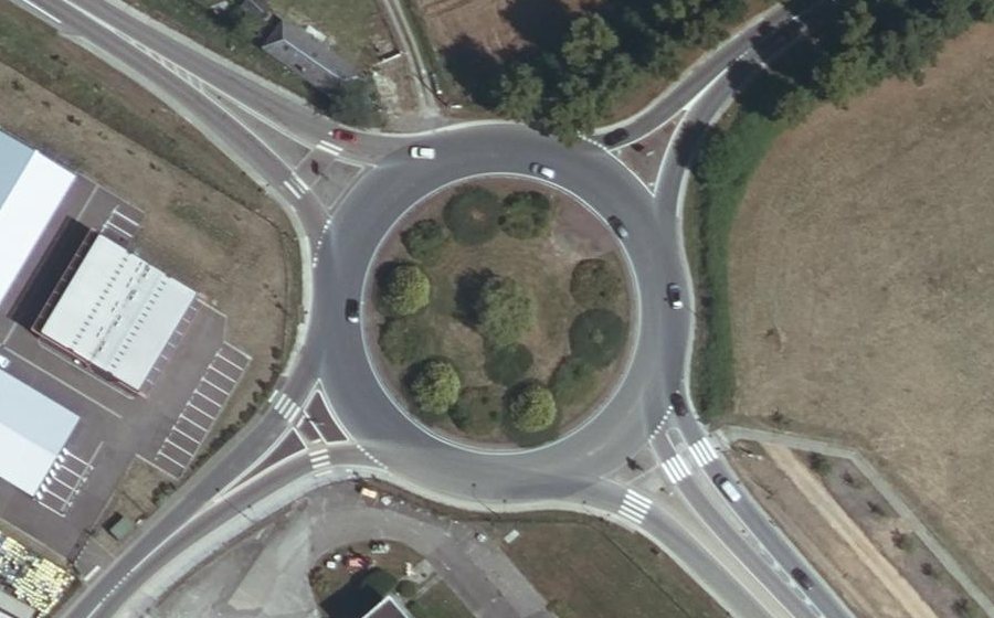 Vue aérienne du Rond-point anonyme n°142136525