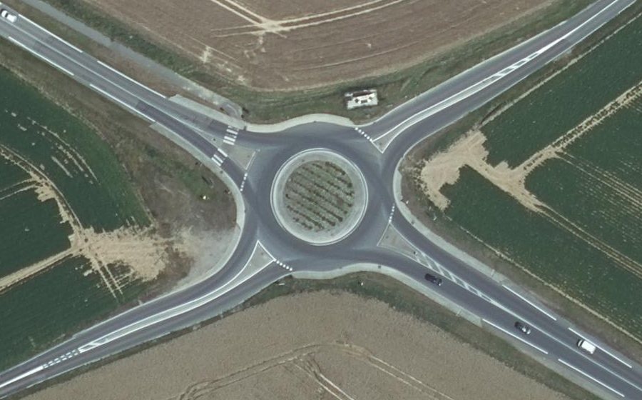 Vue aérienne du Rond-point anonyme n°142138175