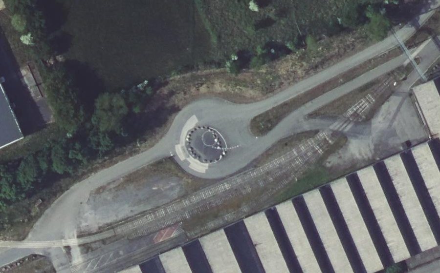 Vue aérienne du Rond-point anonyme n°142157216