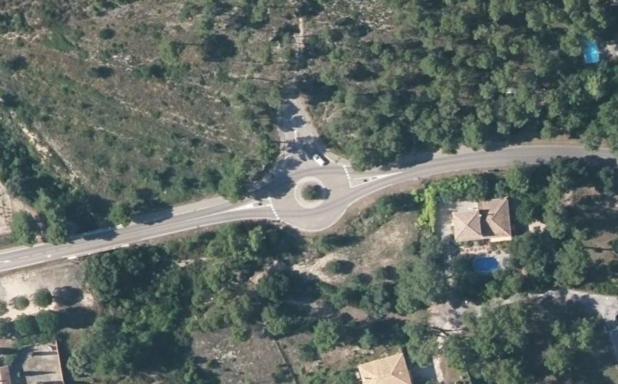 Vue aérienne du Rond-point anonyme n°142170775