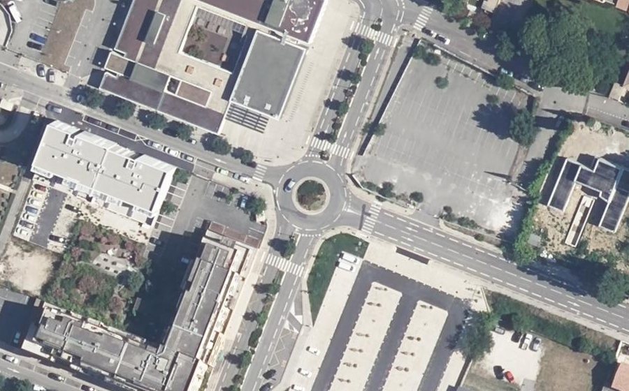 Vue aérienne du Rond-point anonyme n°142183068