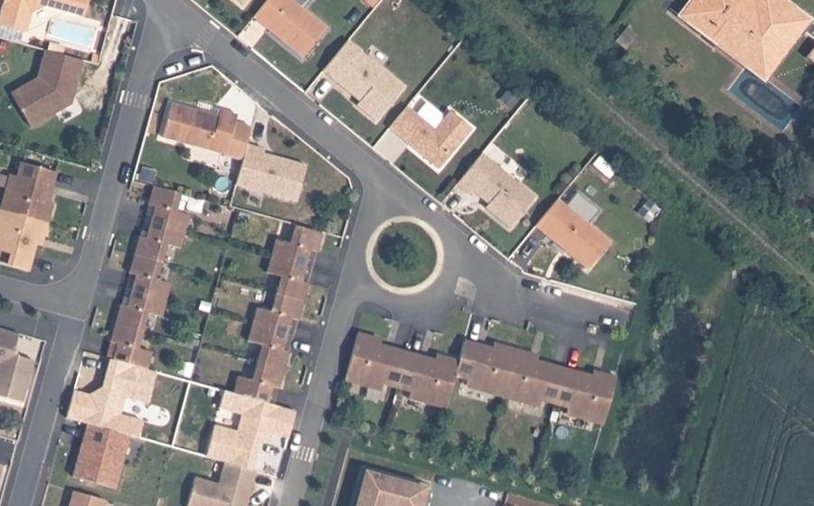 Vue aérienne du Rond-point anonyme n°142184963