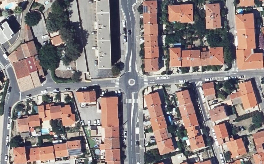 Vue aérienne du Rond-point anonyme n°142207492