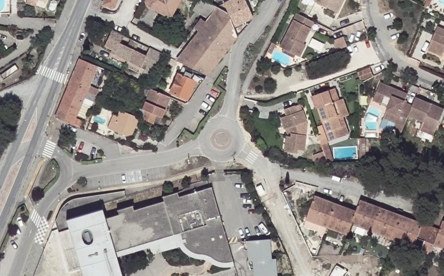 Vue aérienne du Rond-point anonyme n°142241574