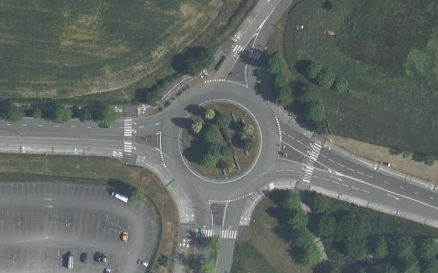 Vue aérienne du Rond-point anonyme n°142270758