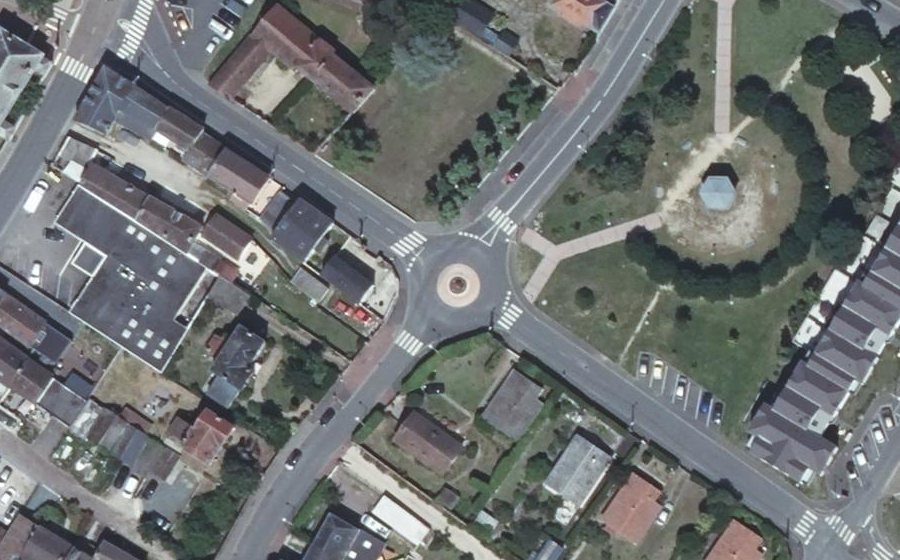 Vue aérienne du Rond-point anonyme n°142277460