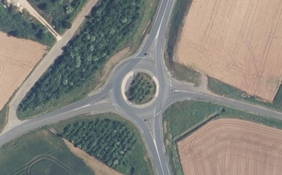 Vue aérienne du Rond-point anonyme n°142299325