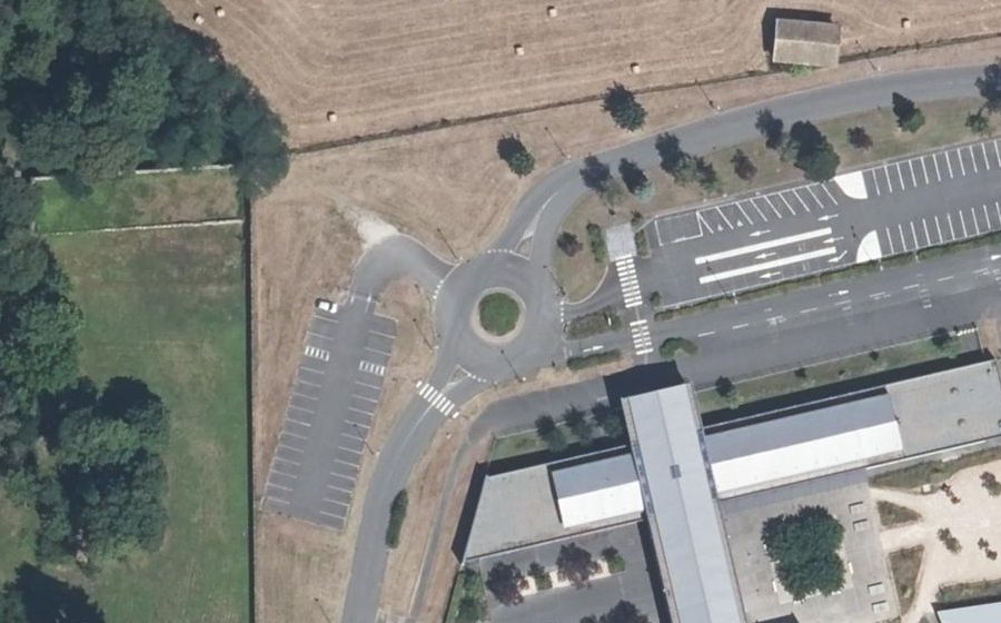 Vue aérienne du Rond-point anonyme n°142347442