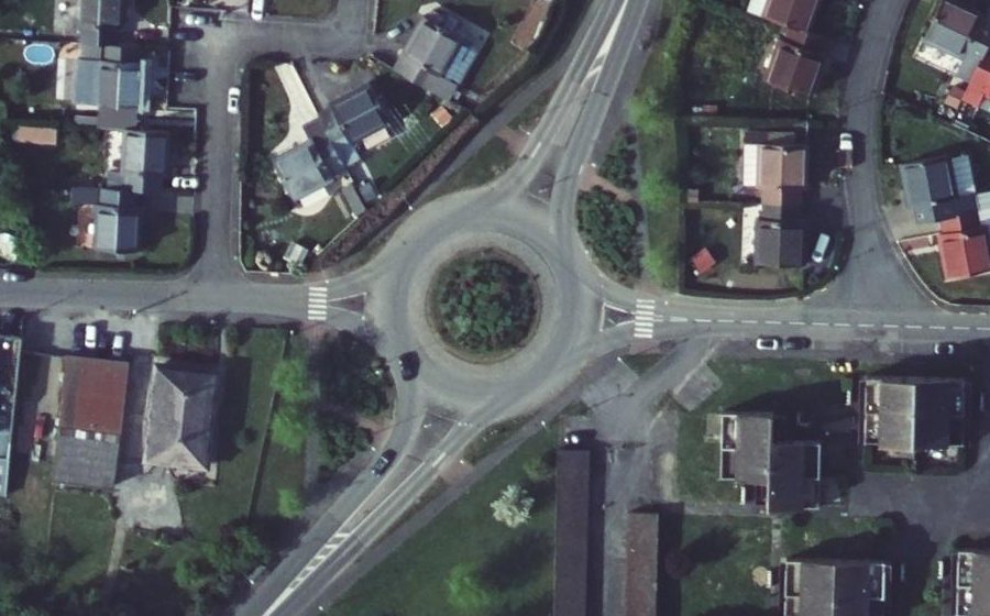 Vue aérienne du Rond-point anonyme n°142353368