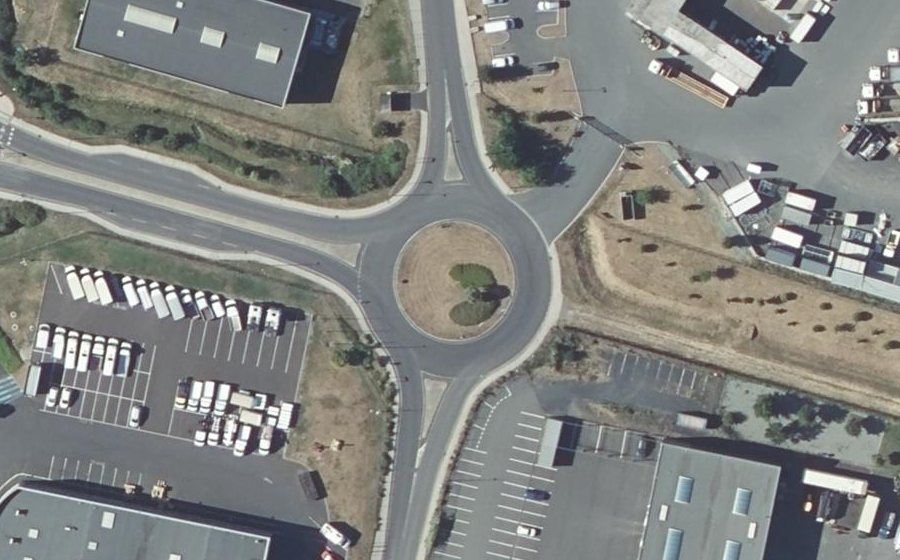 Vue aérienne du Rond-point anonyme n°142380147