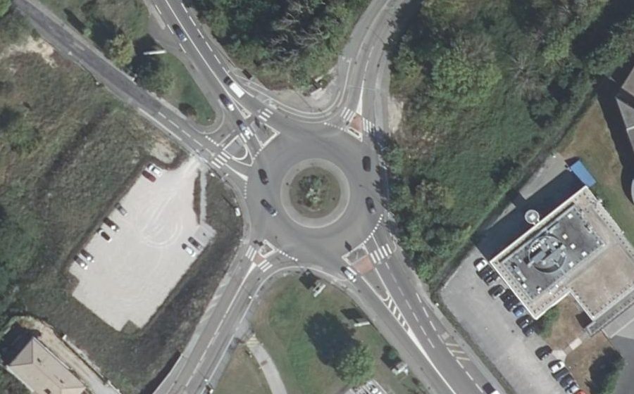 Vue aérienne du Rond-point anonyme n°1424252555