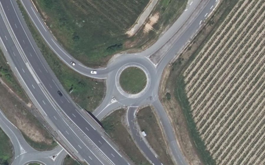 Vue aérienne du Rond-point anonyme n°142479825
