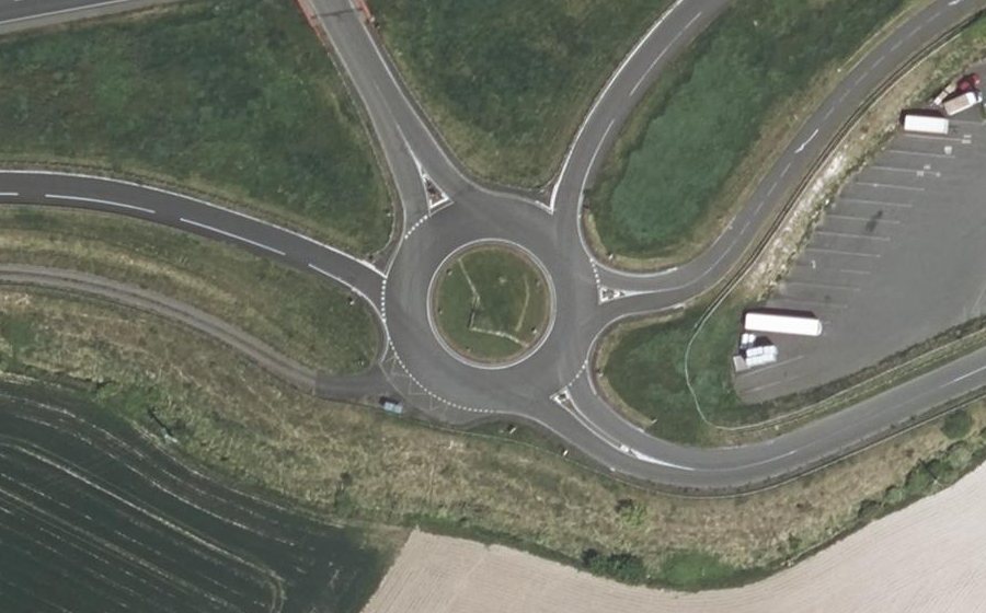 Vue aérienne du Rond-point anonyme n°142487359