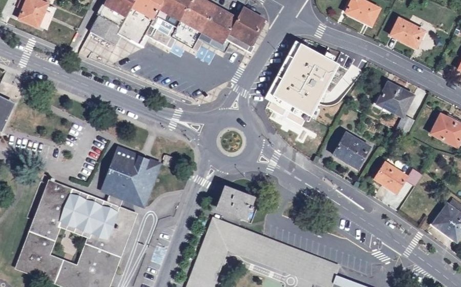 Vue aérienne du Rond-point anonyme n°142487496