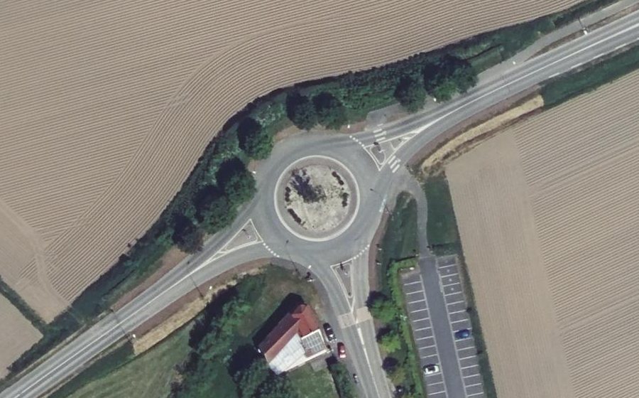 Vue aérienne du Rond-point anonyme n°142542842