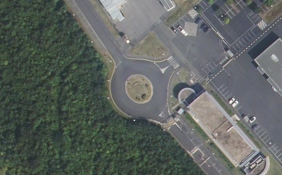Vue aérienne du Rond-point anonyme n°142651919