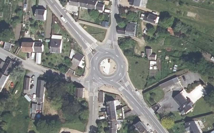Vue aérienne du Rond-point anonyme n°142706652